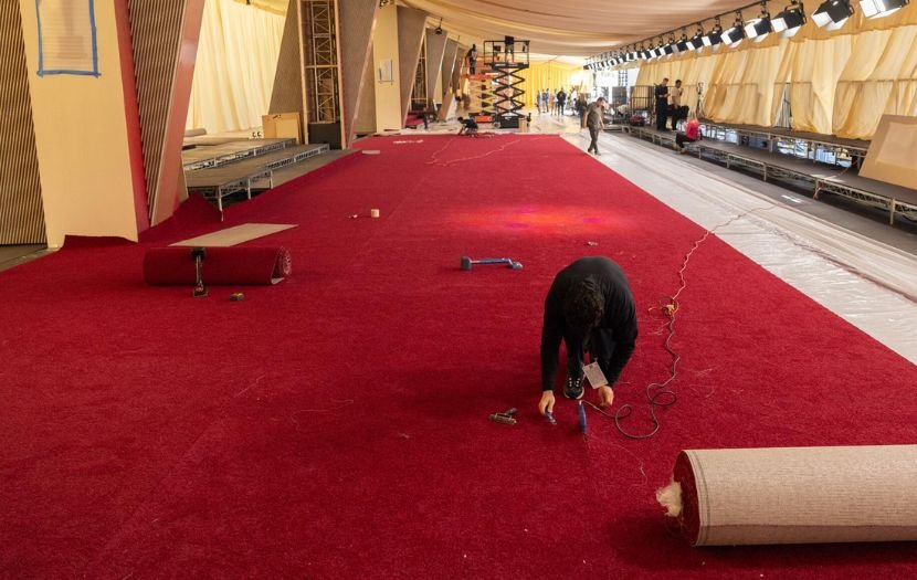 Red carpets installation